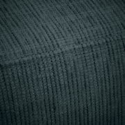 Nahaufnahme eines strukturierten, dunkelgrauen Stoffes, der für eine Recamiere verwendet wird.