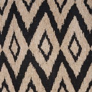 Nahaufnahme eines Ösenschals mit geometrischem Rautenmuster in Schwarz und Beige, von oben betrachtet.