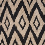 Nahaufnahme eines Ösenschals mit geometrischem Rautenmuster in Schwarz und Beige, von oben betrachtet.