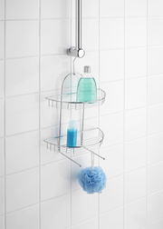 Drahtregal für die Dusche mit zwei Ablagen, an einer Duschstange befestigt, mit Duschgel und Schwamm, seitliche Perspektive