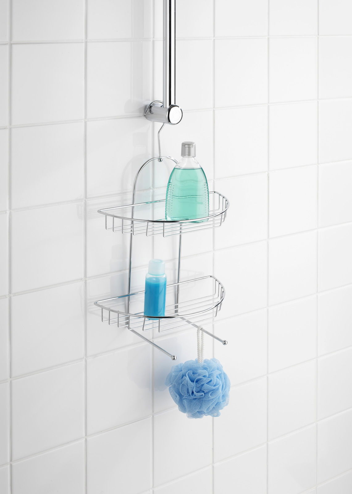 Drahtregal für die Dusche mit zwei Ablagen, an einer Duschstange befestigt, mit Duschgel und Schwamm, seitliche Perspektive