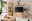 Moderne Wohnzimmer-Wandkombination aus Holz mit TV-Schrank, Vitrine und Wandregal, seitliche Perspektive.