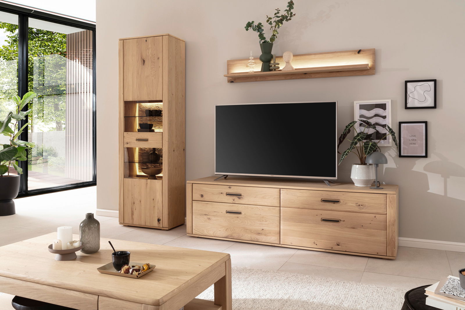 Moderne Wohnzimmer-Wandkombination aus Holz mit TV-Schrank, Vitrine und Wandregal, seitliche Perspektive.