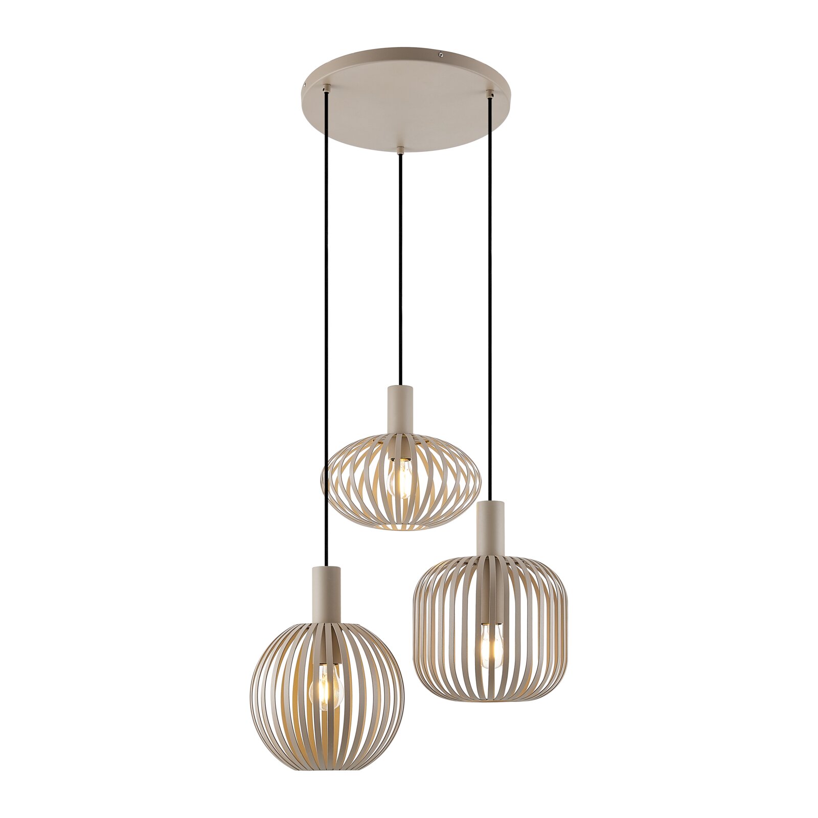 Moderne 3-flammige Pendelleuchte in Beige mit drei unterschiedlich geformten, offenen Gitter-Schirmen und schwarzem Kabel, freigestellt auf weißem Hintergrund, Ansicht von vorn leicht von unten.