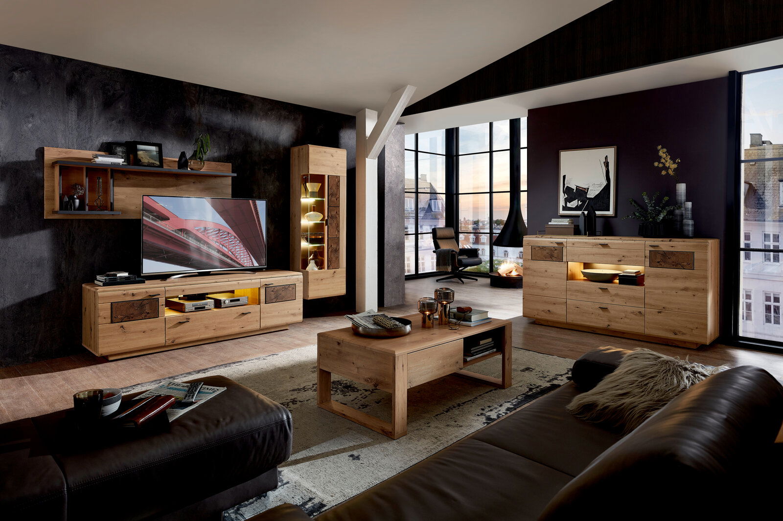 Modernes Wohnzimmer mit einem eleganten Sideboard aus Holz, das von der Seite betrachtet wird. Das Sideboard ist Teil einer stilvollen Einrichtung mit einem Fernseher, einem Couchtisch und dekorativen Elementen.