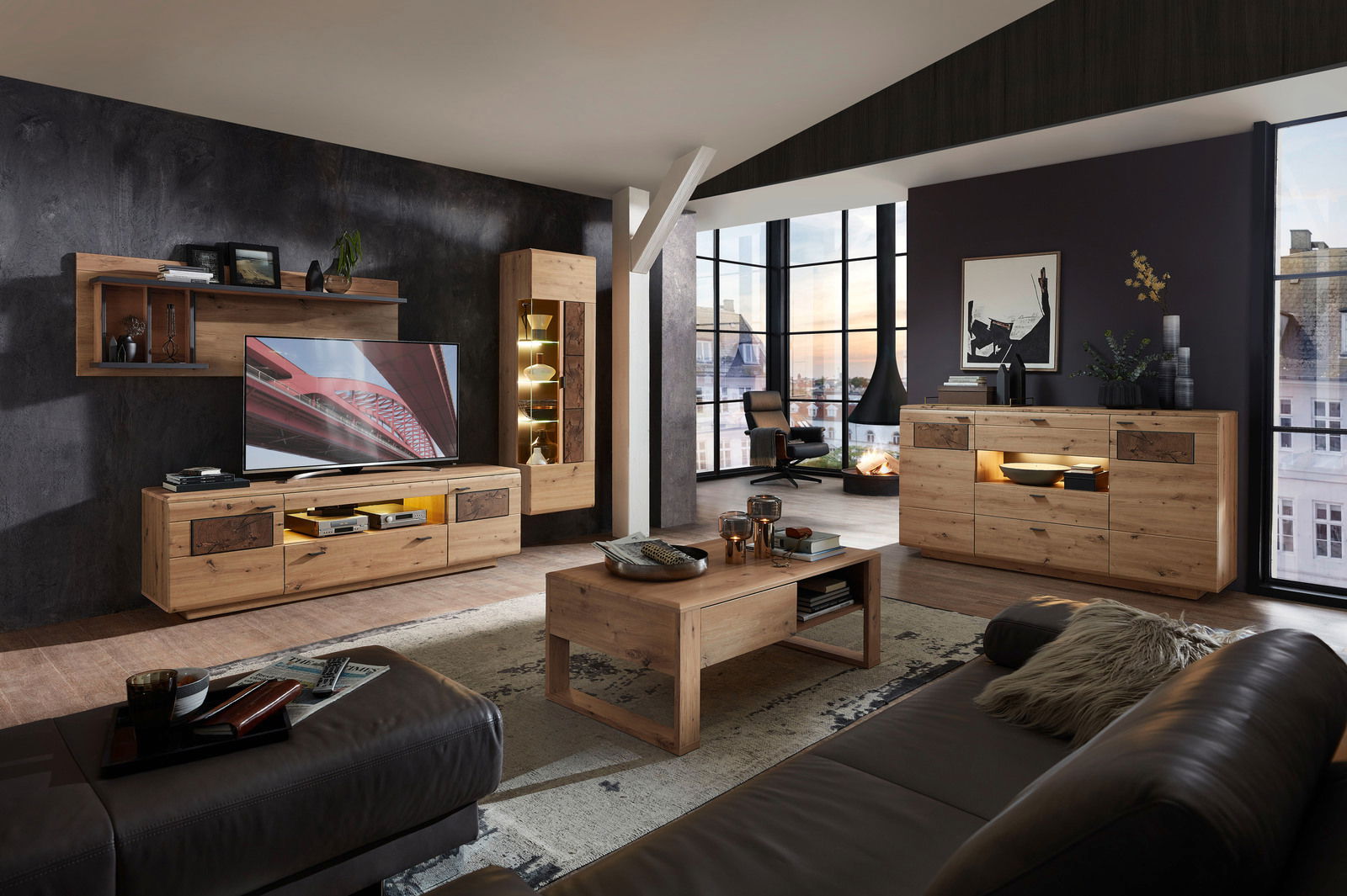 Modernes Wohnzimmer mit einem eleganten Sideboard aus Holz, das von der Seite betrachtet wird. Das Sideboard ist Teil einer stilvollen Einrichtung mit einem Fernseher, einem Couchtisch und dekorativen Elementen.