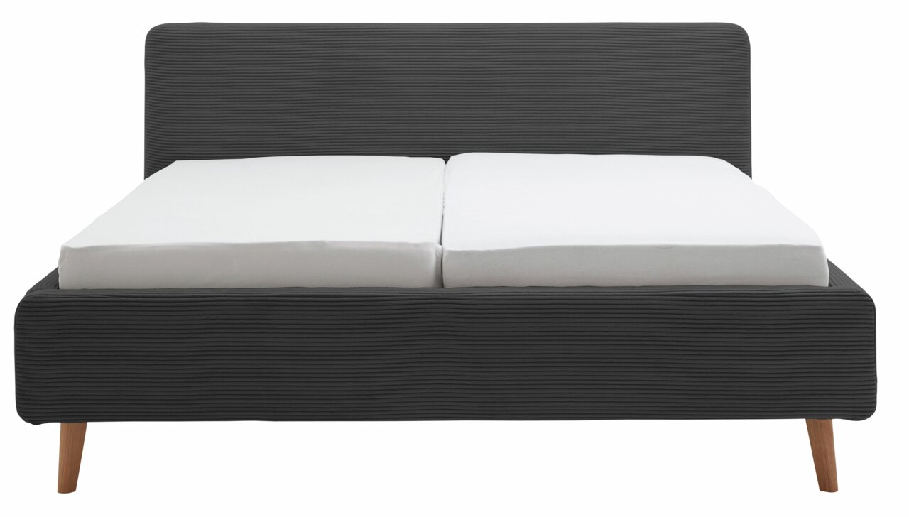 Frontale Ansicht eines modernen Polsterbettgestells mit dunkelgrauem Stoffbezug und Holzfüßen, ausgestattet mit zwei weißen Matratzen.