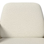 Nahaufnahme der Rückenlehne eines gepolsterten Sessels/Sofas mit hellbeigem, grob gewebtem Stoffbezug, frontal von vorne aufgenommen.