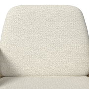 Nahaufnahme der Rückenlehne eines gepolsterten Sessels/Sofas mit hellbeigem, grob gewebtem Stoffbezug, frontal von vorne aufgenommen.