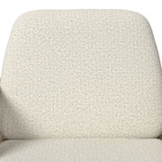 Nahaufnahme der Rückenlehne eines gepolsterten Sessels/Sofas mit hellbeigem, grob gewebtem Stoffbezug, frontal von vorne aufgenommen.