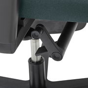 Nahaufnahme eines Drehstuhls, Fokus auf die Mechanik unter dem Sitz, seitliche Perspektive