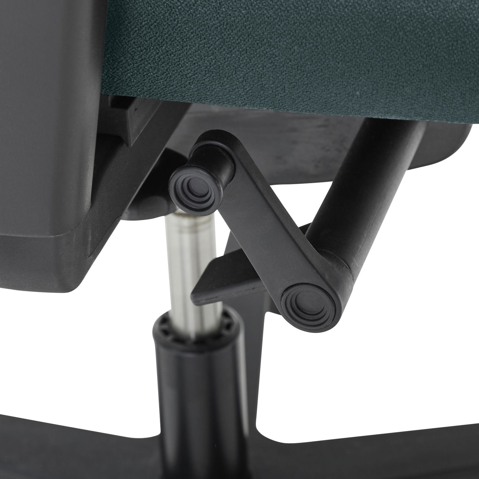 Nahaufnahme eines Drehstuhls, Fokus auf die Mechanik unter dem Sitz, seitliche Perspektive