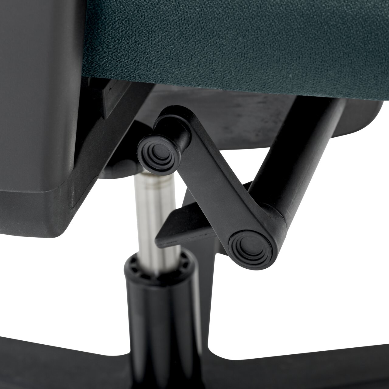 Nahaufnahme eines Drehstuhls, Fokus auf die Mechanik unter dem Sitz, seitliche Perspektive