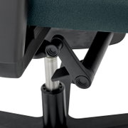 Nahaufnahme eines Drehstuhls, Fokus auf die Mechanik unter dem Sitz, seitliche Perspektive