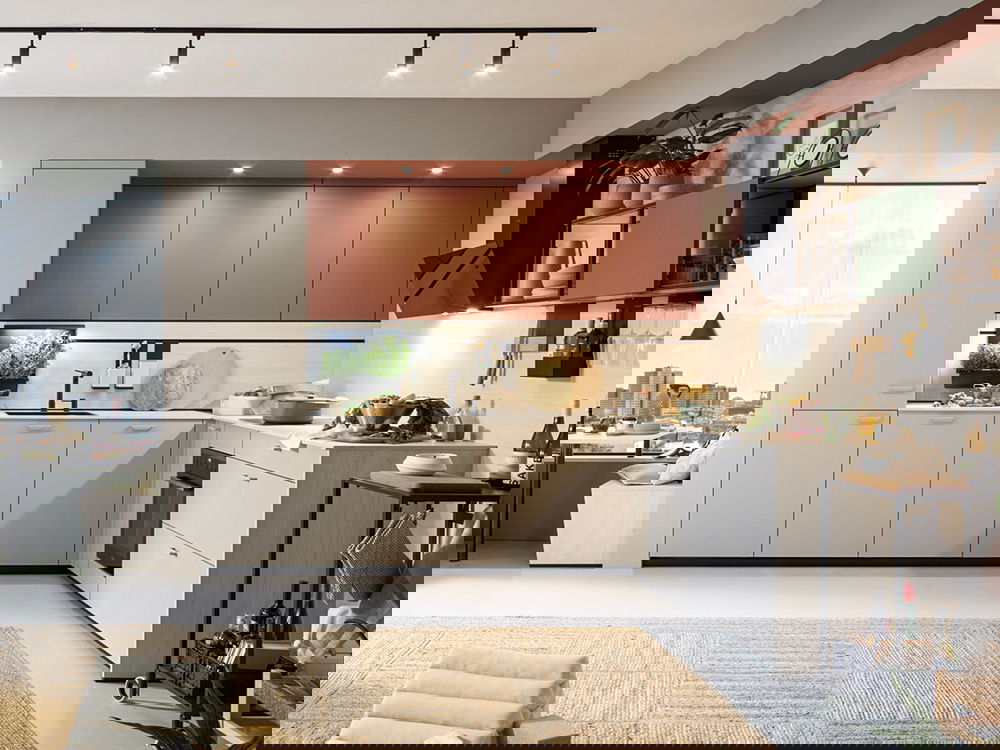 Moderne Küche mit eleganten Schränken in Orange und Grün, stilvollen Essbereich im Hintergrund.