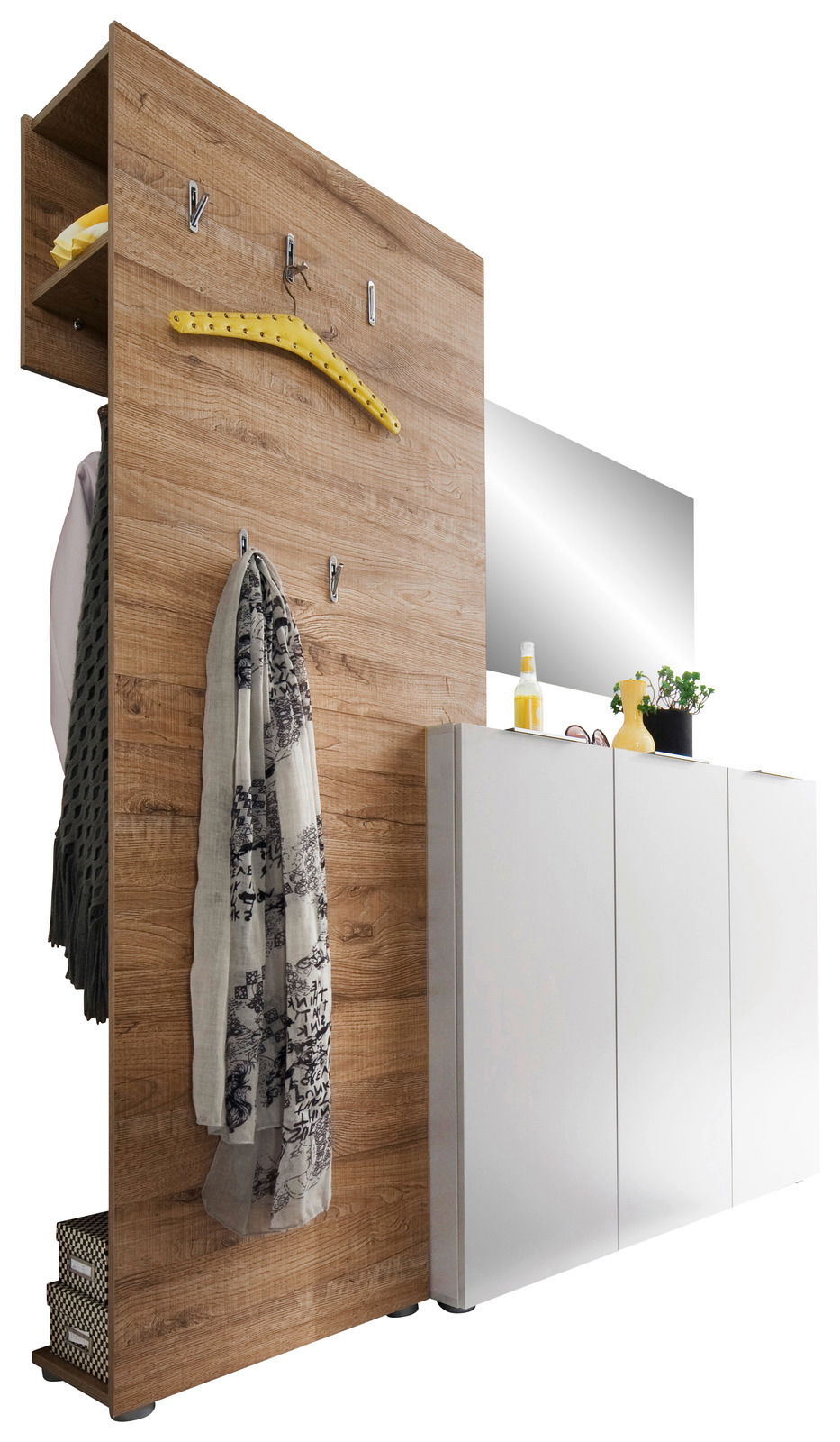 Garderobenkombination in Holzoptik mit Haken und Ablage, kombiniert mit einem weißen Schrank und Spiegel, seitliche Perspektive