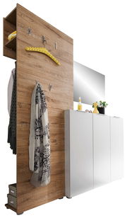 Garderobenkombination in Holzoptik mit Haken und Ablage, kombiniert mit einem weißen Schrank und Spiegel, seitliche Perspektive