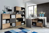 Moderne Büromöbelkombination mit Schreibtisch und Schiebetürenregalen in Holzoptik und dunklen Akzenten, seitliche Perspektive