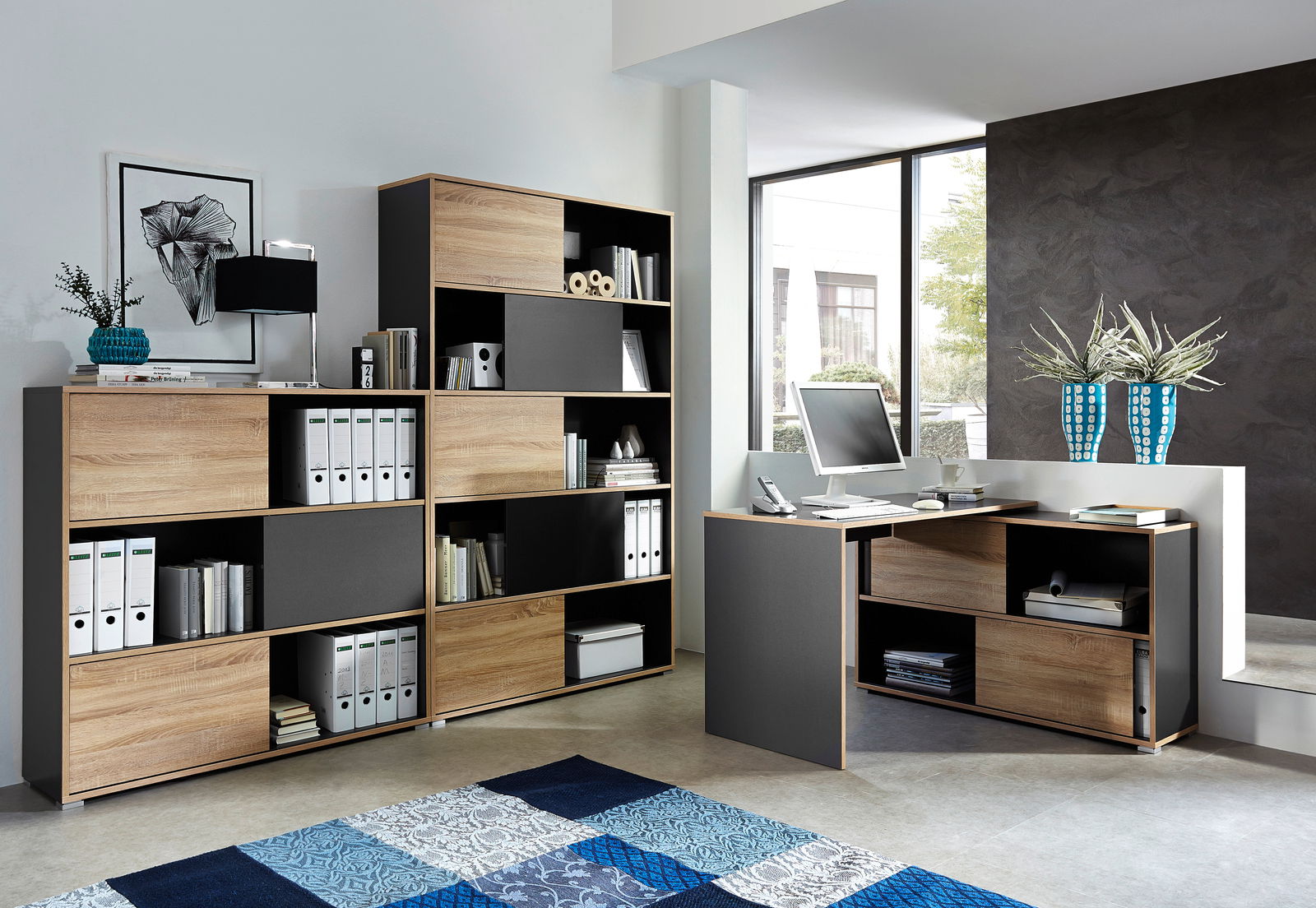 Moderne Büromöbelkombination mit Schreibtisch und Schiebetürenregalen in Holzoptik und dunklen Akzenten, seitliche Perspektive