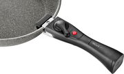 Nahaufnahme einer grauen Pfanne mit abnehmbarem schwarzen Griff, seitliche Perspektive.