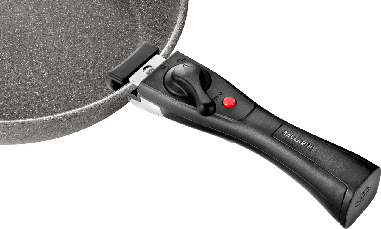 Nahaufnahme einer grauen Pfanne mit abnehmbarem schwarzen Griff, seitliche Perspektive.