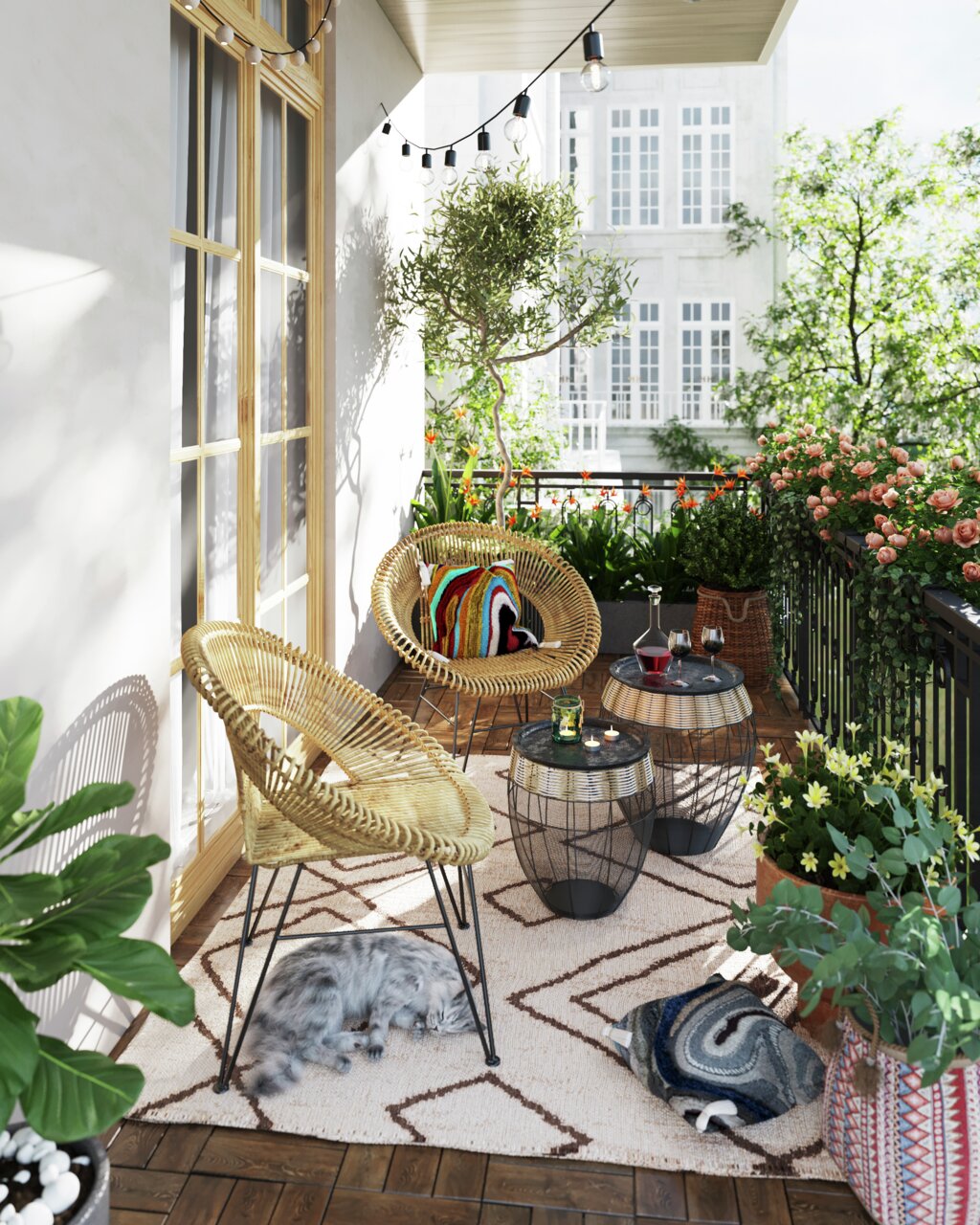 Gemütliche Balkonansicht mit zwei runden Beistelltischen aus Metall und Glas, umgeben von Rattan-Stühlen, Pflanzen und Dekorationen.