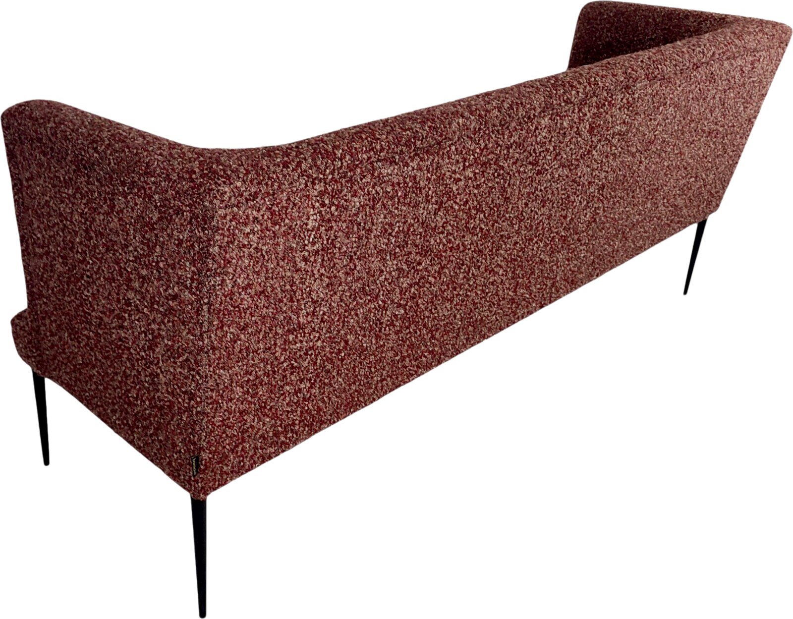 Rückansicht eines modernen 2-Sitzer-Sofas mit rotbraun meliertem Bouclé-Stoffbezug und schlanken schwarzen Metallbeinen, freigestellt vor weißem Hintergrund
