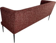 Rückansicht eines modernen 2-Sitzer-Sofas mit rotbraun meliertem Bouclé-Stoffbezug und schlanken schwarzen Metallbeinen, freigestellt vor weißem Hintergrund