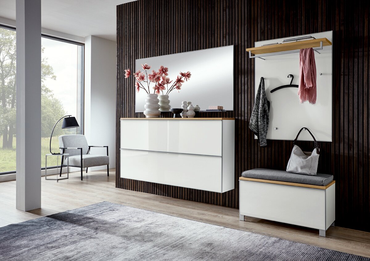 VOSS Garderoben-Set 6-tlg. VORTINA Frontale Perspektive auf eine moderne Garderoben-Kombination im Flur: weiße Kommode mit Holzablage und großem Spiegel, daneben Wandgarderobe mit Ablage, Haken und Sitzbank vor dunkler Holzlamellenwand.
