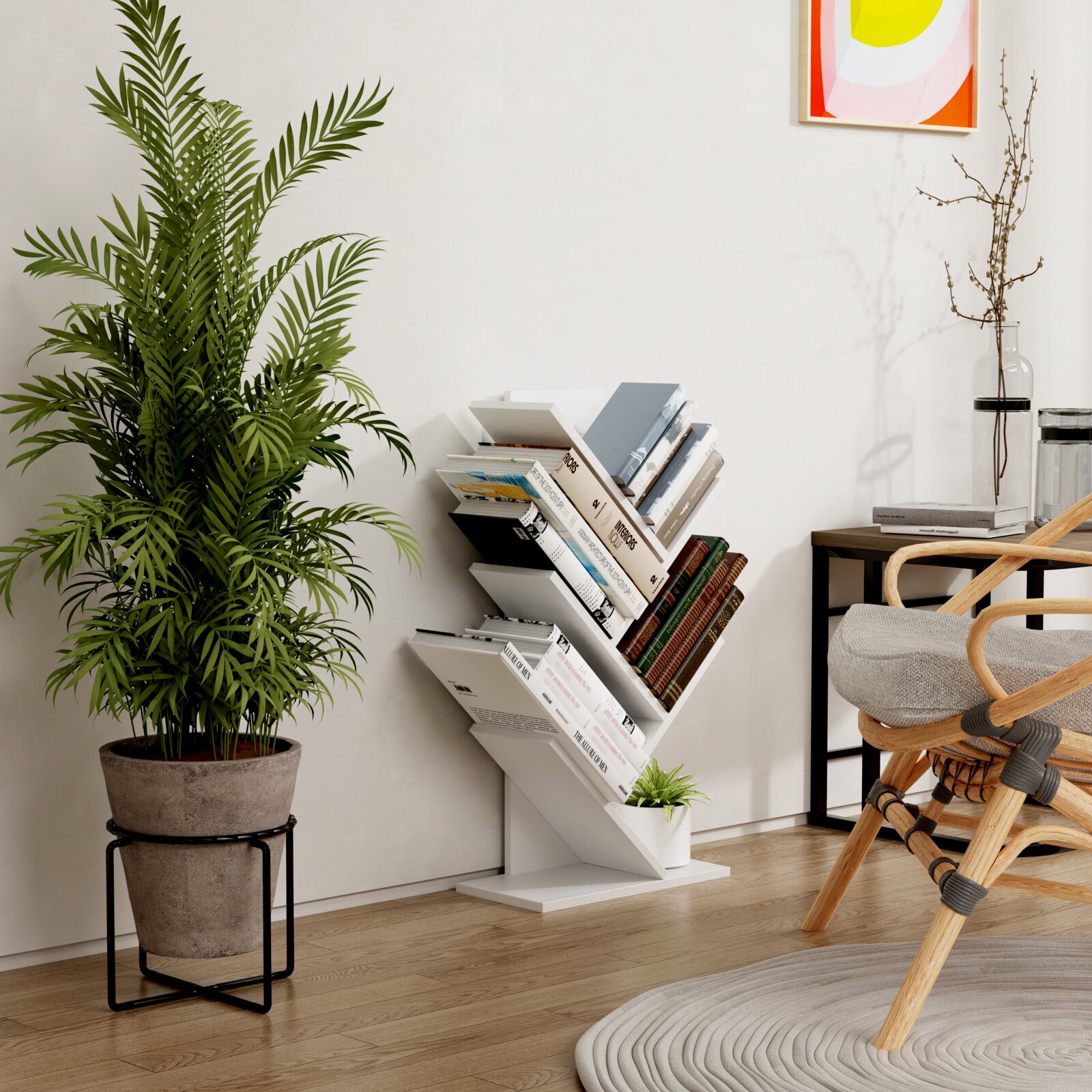 Weißes, modernes Bücherregal im Zickzack-Design mit mehreren Fächern, gefüllt mit Büchern, freistehend vor heller Wand im Wohnraum; Perspektive: frontale leichte Seitenansicht (3/4) auf das Regal.