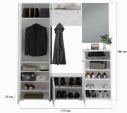 Garderobenkombination in Weiß mit Spiegel, Kleiderhaken, Schuhregalen und Stauraum, frontal betrachtet.