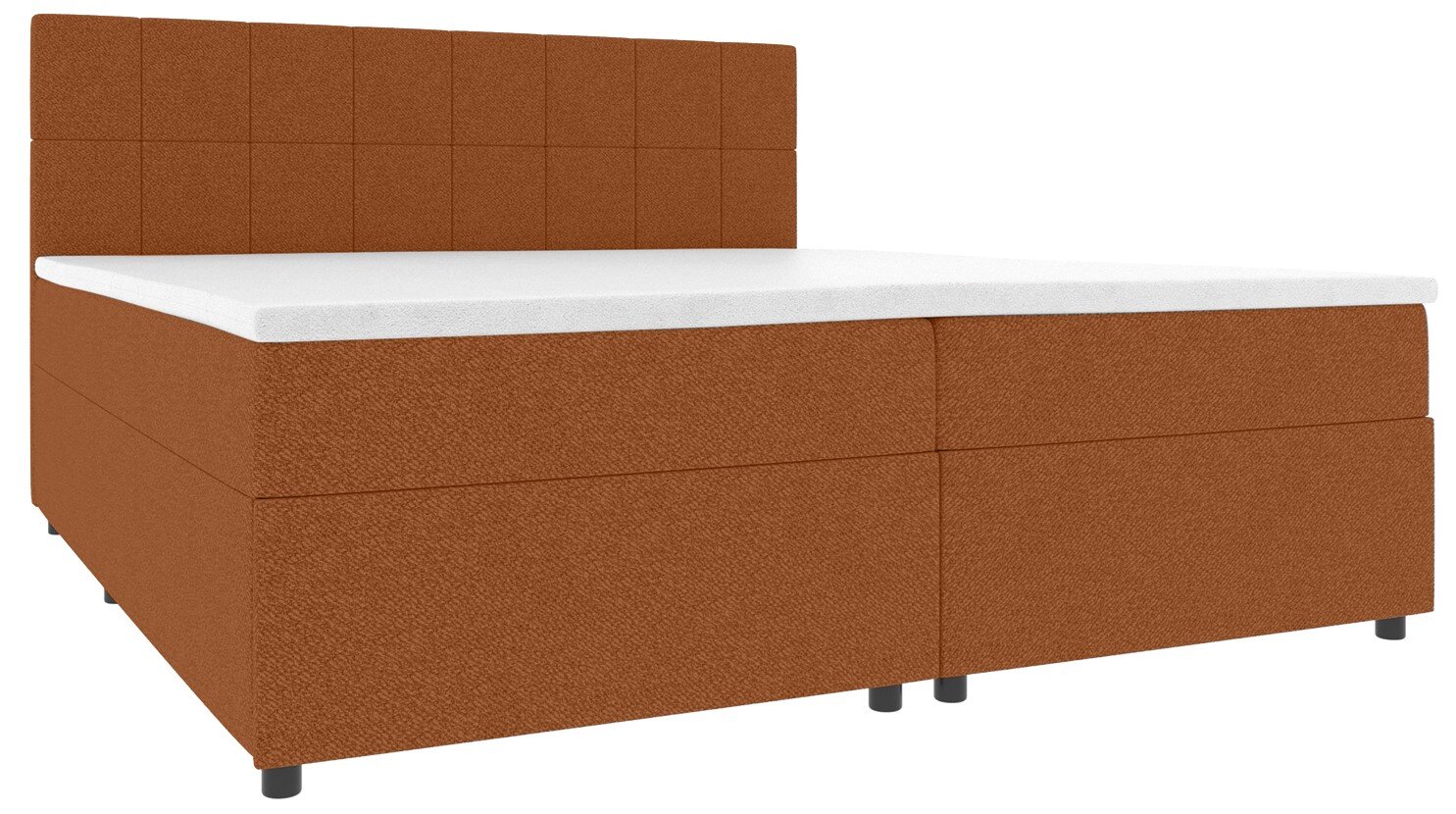 Bruin boxspringbed met een gestoffeerd hoofdeinde met vierkante stiksels en een witte matrashoes, schuin van linksvoor gefotografeerd
