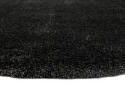 Nahaufnahme eines dunkelgrauen Hochflor-Teppichs mit weicher, flauschiger Textur.