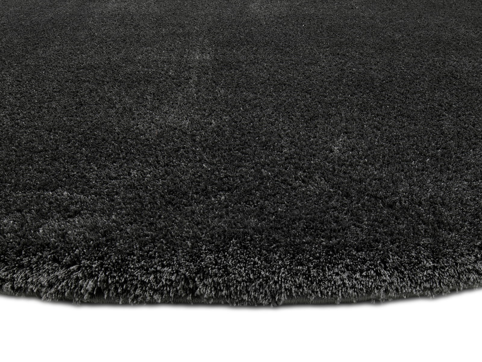 Nahaufnahme eines dunkelgrauen Hochflor-Teppichs mit weicher, flauschiger Textur.