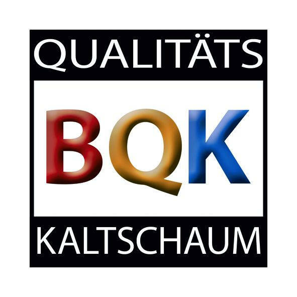 Logo mit der Aufschrift 'QUALITÄTS BQK KALTSCHAUM' in einer quadratischen Form, frontal betrachtet.