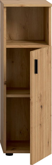 Hoher, schmaler Holzschrank in Eichenoptik mit offenen Fächern und geriffelter Tür mit schwarzem Griff, Tür halb geöffnet; Frontalansicht.