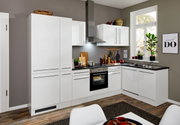 Moderne weiße Küche mit Eckunterschrank, Herd und Dunstabzugshaube, seitliche Perspektive