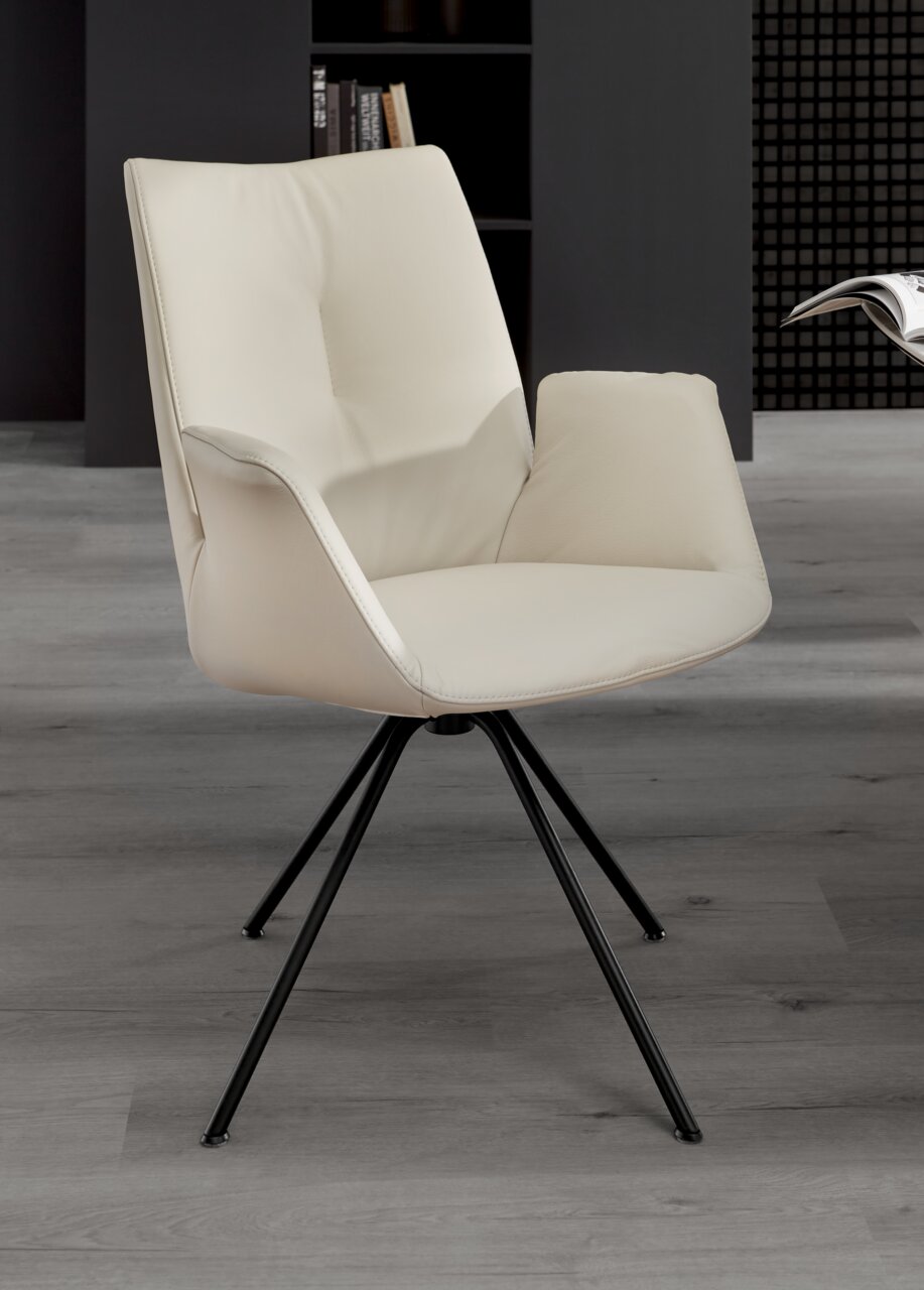 Moderner cremefarbener Sessel mit schwarzem Metallgestell, seitliche Perspektive.