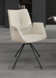 Moderner cremefarbener Sessel mit schwarzem Metallgestell, seitliche Perspektive.