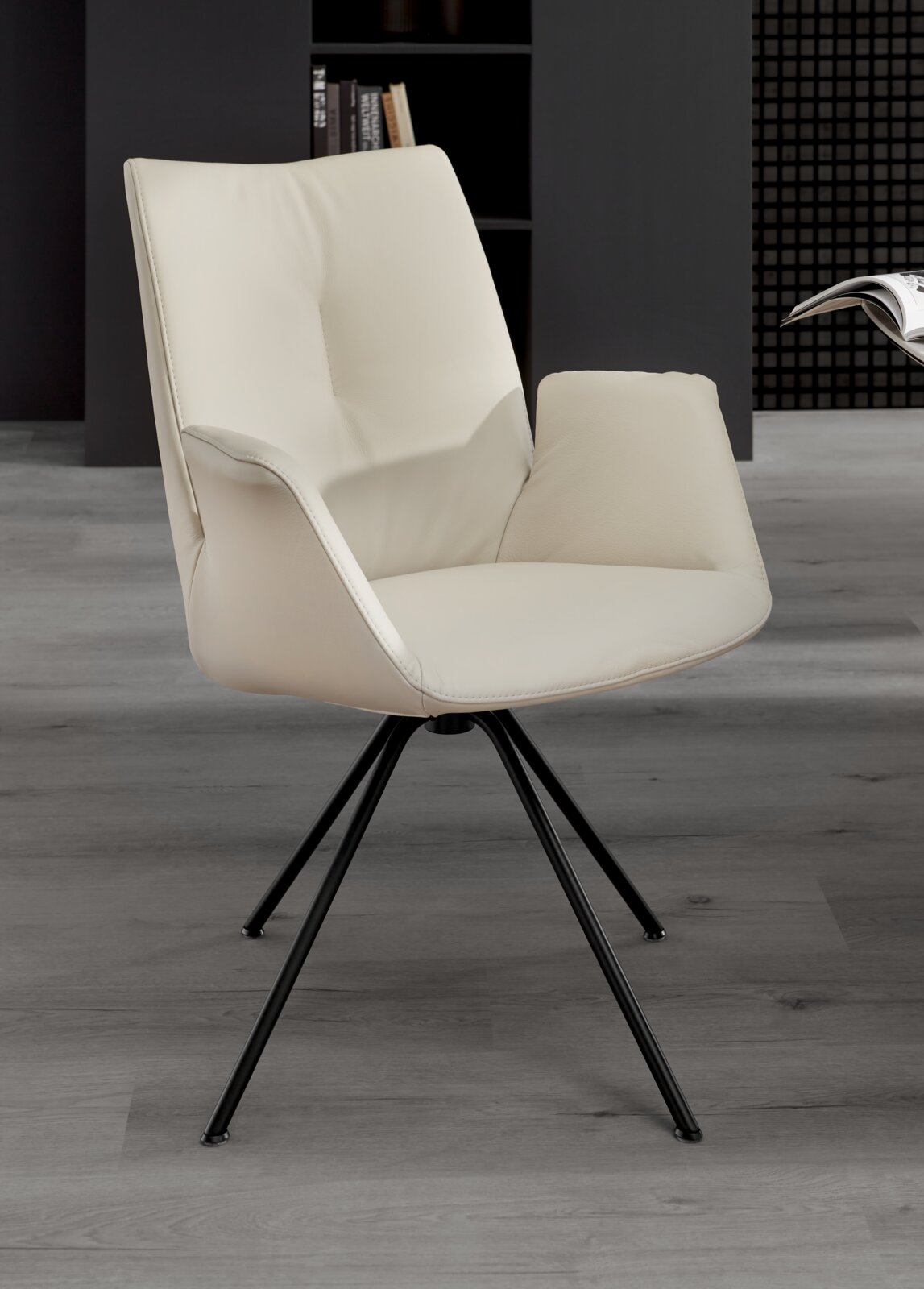 Moderne crèmekleurige fauteuil met zwart metalen frame, gezien vanaf de zijkant.