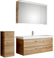 Badezimmermöbel-Set in Holzoptik mit Spiegelschrank, Waschbeckenunterschrank und hohem Schrank, seitliche Perspektive
