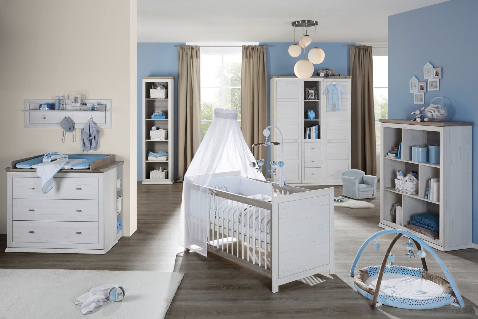 Kinderzimmer mit Wickelkommode, Kinderbett mit Himmel, Regal und Drehtürenschrank in heller Holzoptik, Perspektive von vorne.