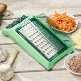 Nicer Dicer Chef 16-tlg. aus der Vogelperspektive, umgeben von geschnittenem Gemüse.