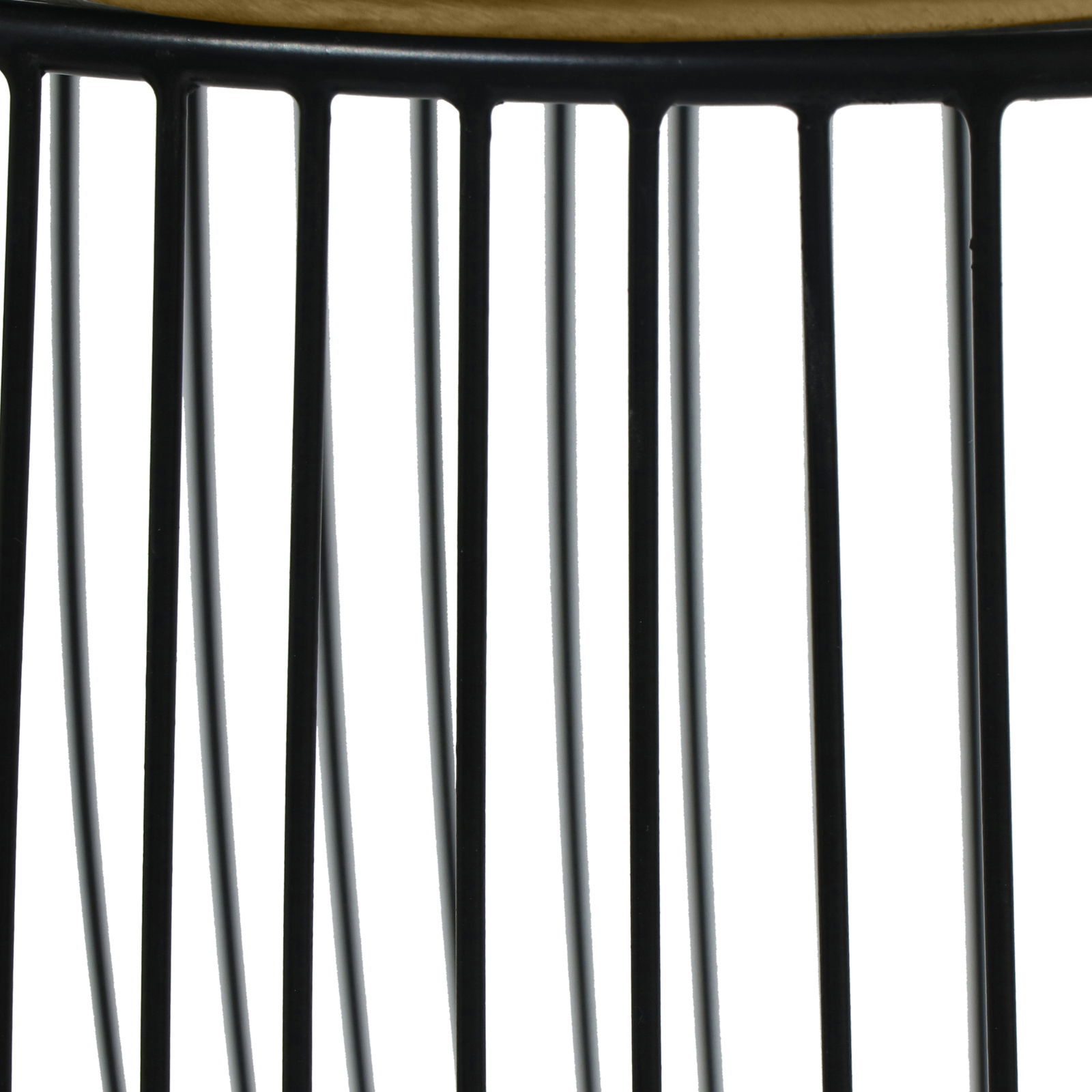 Nahaufnahme eines Beistelltisches mit schwarzem Metallgestell und Holzplatte, seitliche Perspektive