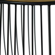 Nahaufnahme eines Beistelltisches mit schwarzem Metallgestell und Holzplatte, seitliche Perspektive