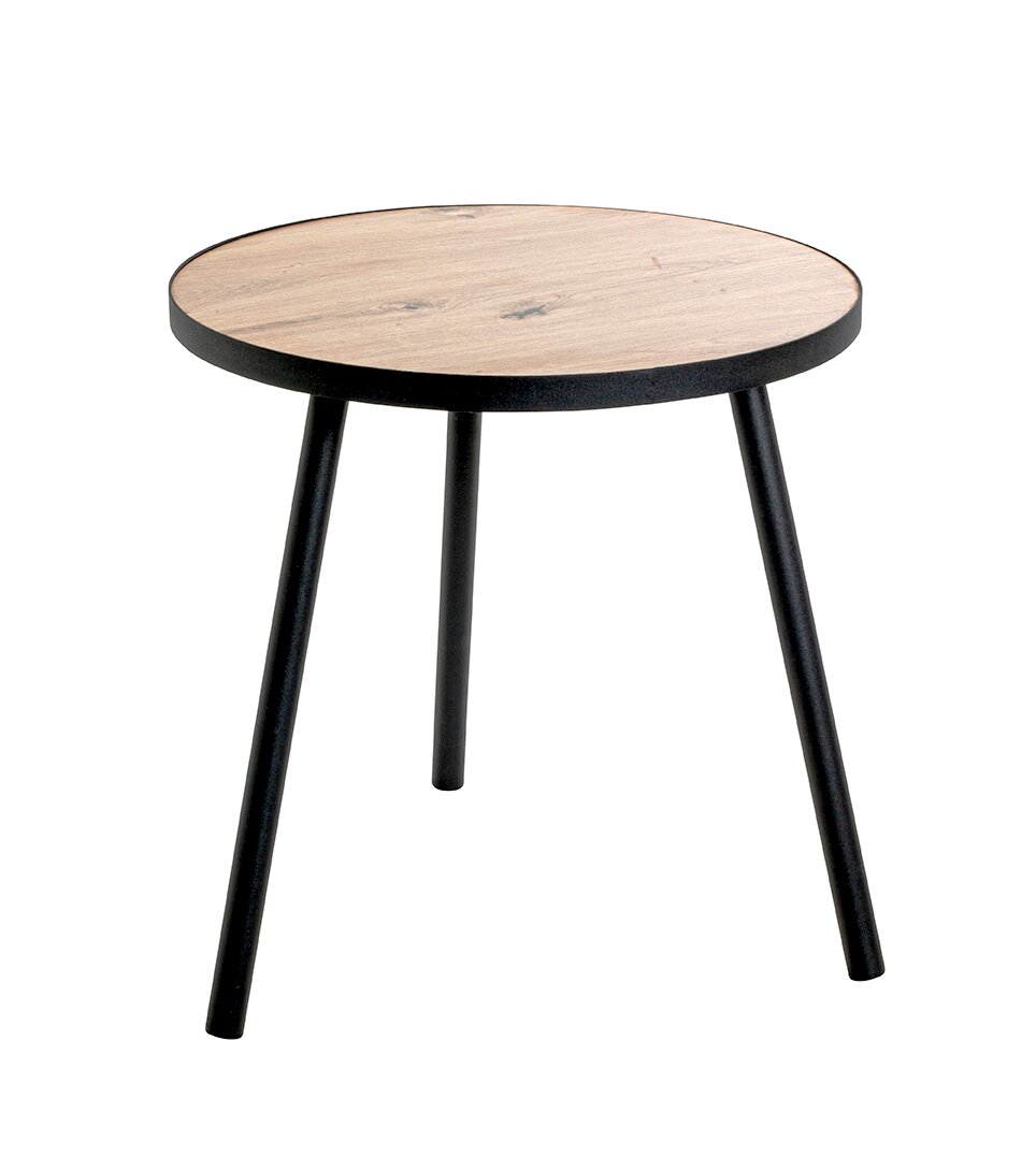 Runder Beistelltisch mit heller Holzplatte und schwarzen, schräg stehenden Beinen, freigestellt auf weißem Hintergrund, Ansicht schräg von vorne oben