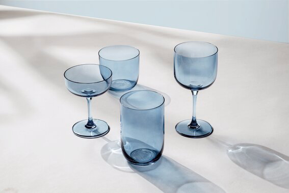 Like by Villeroy & Boch Longdrinkbecher 2-tlg. LIKE ICE Set von blauen Longdrinkgläsern aus der Vogelperspektive auf einem hellen Hintergrund.