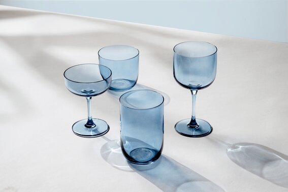 Set blauwe longdrinkglazen, gezien vanuit vogelperspectief tegen een lichte achtergrond.