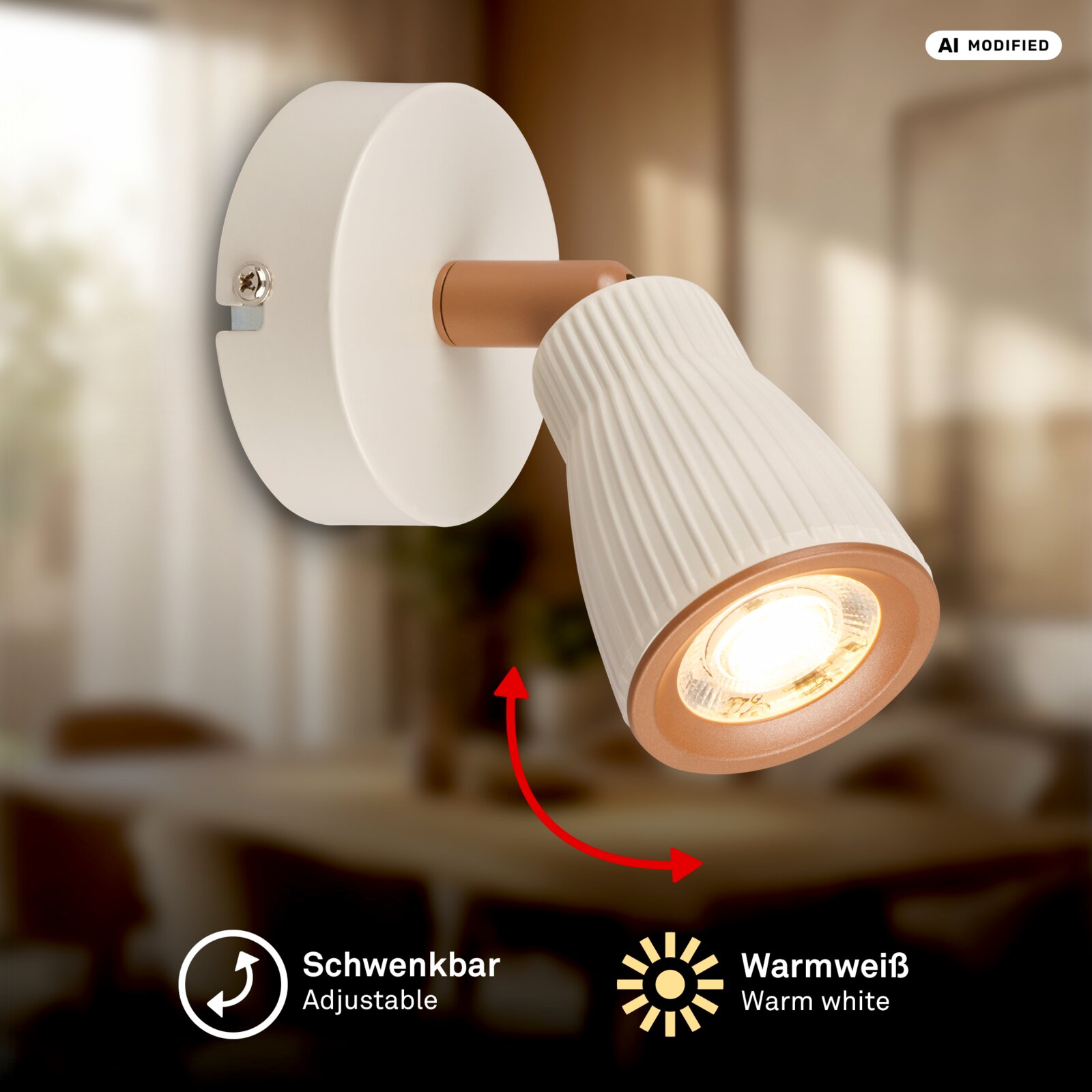 Schwenkbarer LED-Wandspot in Weiß mit kupferfarbenen Akzenten und warmweiß leuchtendem Strahler, Nahaufnahme in schräger Seitenansicht von vorn