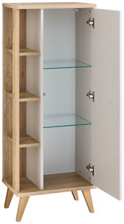 Moderner Midischrank aus Holz mit offenen Regalfächern und einer Glastür, perspektivisch von vorne links fotografiert.